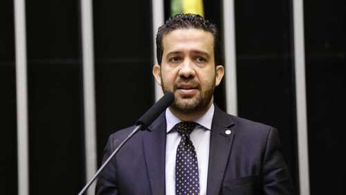 Janones é internado com arritmia grave e falta de ar em hospital de SP