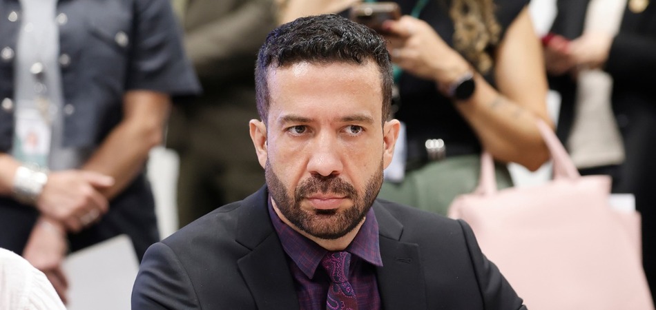 André Janones está estável, sem novos episódios de arritmia, diz hospital