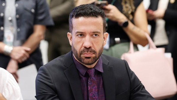 André Janones está estável, sem novos episódios de arritmia, diz hospital