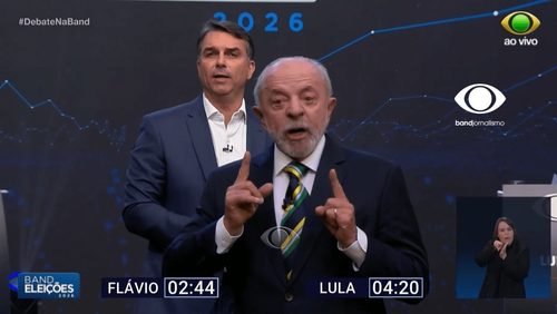 Flávio usou estratégia de Trump ao aparecer atrás Lula, diz diretor da Band