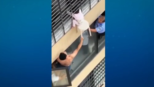 Vídeo: Vizinhos salvam criança pendurada no 12° andar de prédio na China