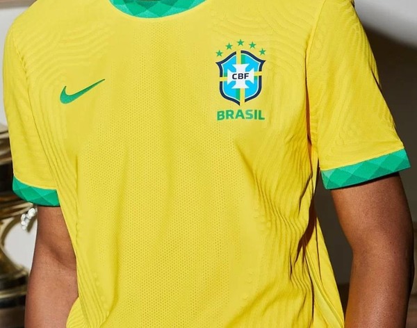 Mercado é denunciado por obrigar funcionários a usar camisa do Brasil