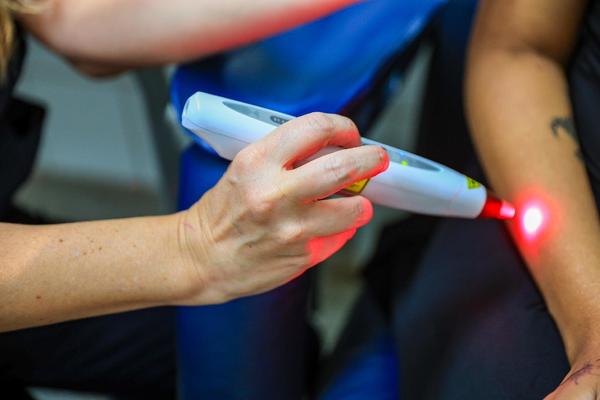 Ribeirão Preto implanta uso de laser para tratar lesões mamárias em mulheres que amamentam