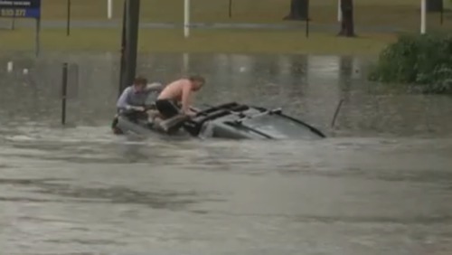 Repórter australiano salva homem de carro submerso em enchente
