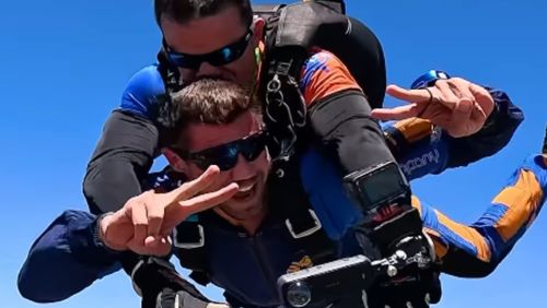 Jonas Sulzbach faz pulo de paraquedas 'para tirar o PT do poder'