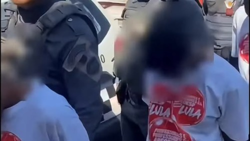PMs são investigados por forçar detidos a vestir camisetas de Lula