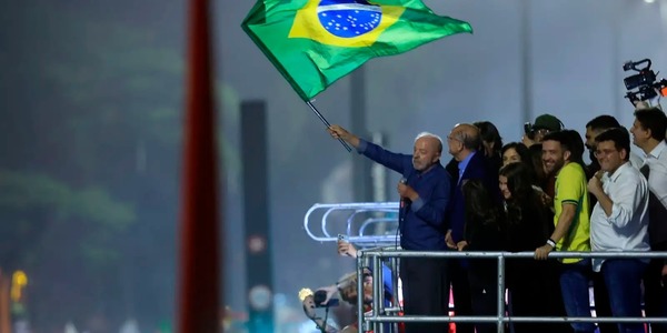 Em comemoração na Av. Paulista, Lula pede que público cante Hino da Independência
