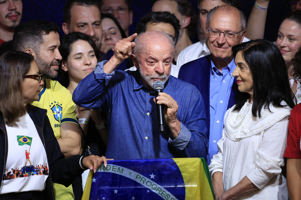 Lula agradece Janones após virada e destaca o papel do 'Exército de Lula'