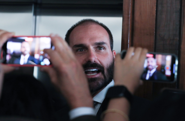 Eduardo Bolsonaro contesta resultado de eleições no Brasil: 'Impossível'