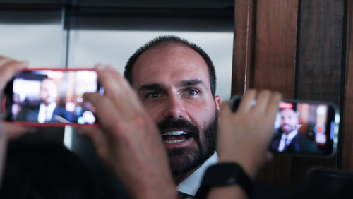 Eduardo Bolsonaro contesta resultado de eleições no Brasil: 'Impossível'