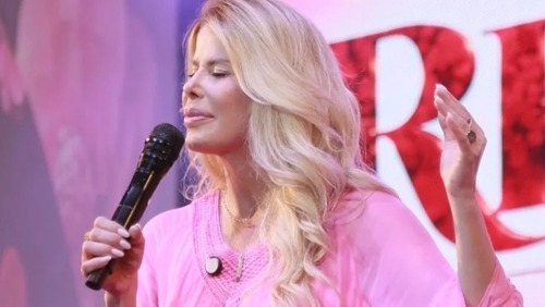 Karina Bacchi revela que está há 4 anos em celibato: "Estou em santidade"