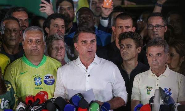Flávio diz que foi intimado a entregar passaporte à PF e critica eleição