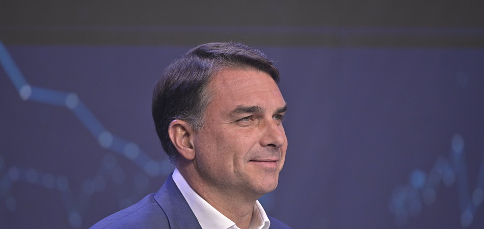 Com 56,20% dos votos, Flávio Bolsonaro venceu Lula na Venezuela