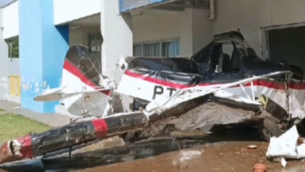 Avião de pequeno porte cai em creche em MT; piloto fica ferido