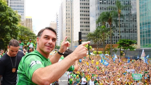 PF vai à casa de Flávio Bolsonaro para recolher passaporte após ordem de Moraes