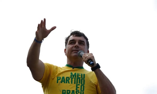 Governo dos EUA emitirá vistos para Flávio Bolsonaro e família