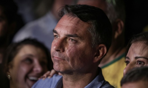 Flávio Bolsonaro chega aos EUA após desobedecer Moraes e pedirá asilo a Trump