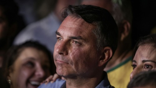 Flávio Bolsonaro chega aos EUA após desobedecer Moraes e pedirá asilo a Trump
