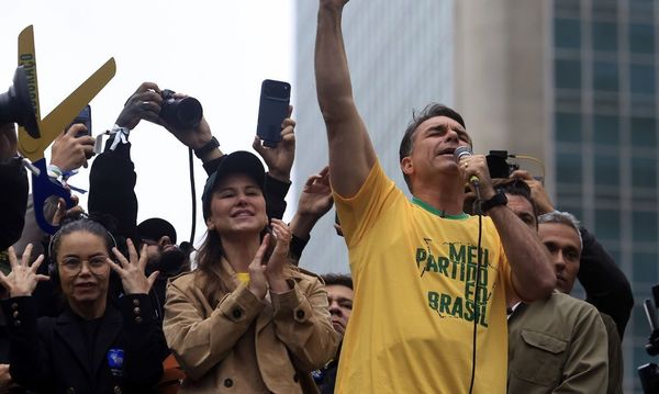 'A surpresa dos senhores é a mesma que a minha', diz advogado de Flávio