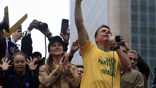 'A surpresa dos senhores é a mesma que a minha', diz advogado de Flávio