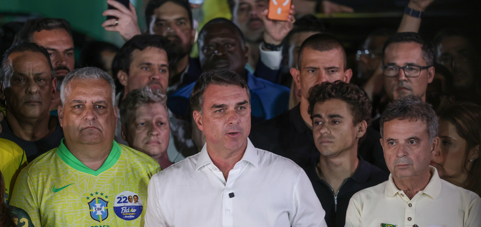 Sem provas sobre fraude, Flávio se diz 'o verdadeiro presidente eleito'