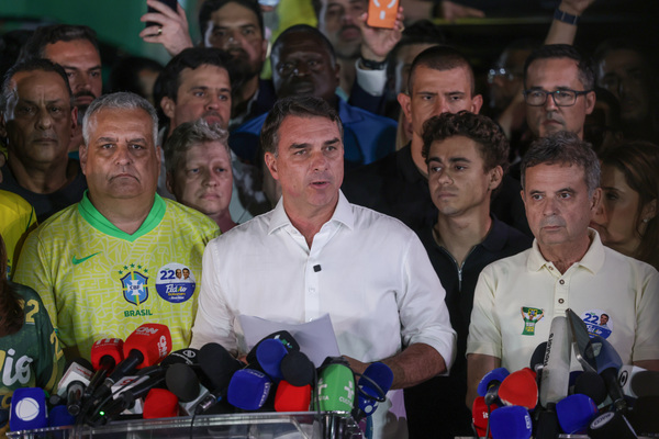 Sem provas sobre fraude, Flávio se diz 'o verdadeiro presidente eleito'