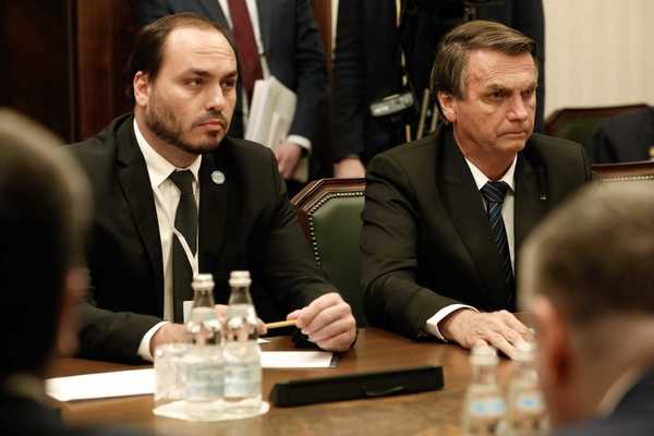 ‘Desculpa, pai, a gente falhou’, diz Carlos em visita a Bolsonaro