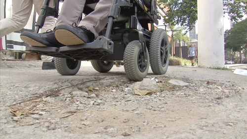 Mais de 115 milhões de brasileiros vivem em ruas sem rampas, aponta IBGE