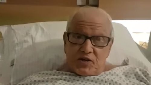 'O dia que eu morrer, aviso', brinca Ary Toledo em cama de hospital