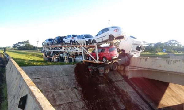 Caminhão perde controle e invade pista contrária na Rodovia Anhanguera