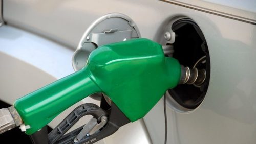 Mulher enche tanque do carro e foge de posto sem pagar