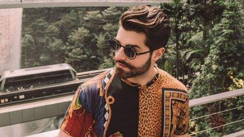 Alok recebe homenagem por realizar show com tradução em Libras