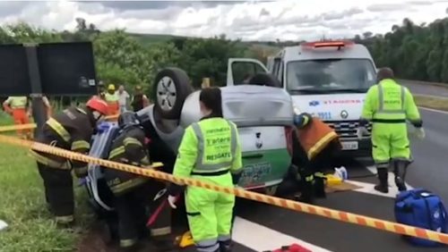 Carro capota em rodovia de Ribeirão Preto