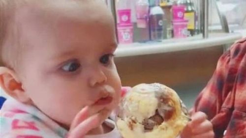 Bebê prova sorvete pela primeira vez e derrete a internet
