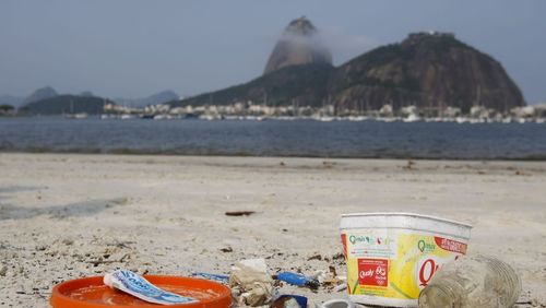 Bitucas de cigarro são a maior parte do lixo em praias brasileiras