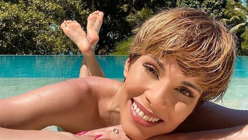Daltônica, Ana Furtado usa óculos especial para ver cores e se emociona