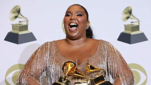 Lizzo canta música brasileira e fala de amor-próprio