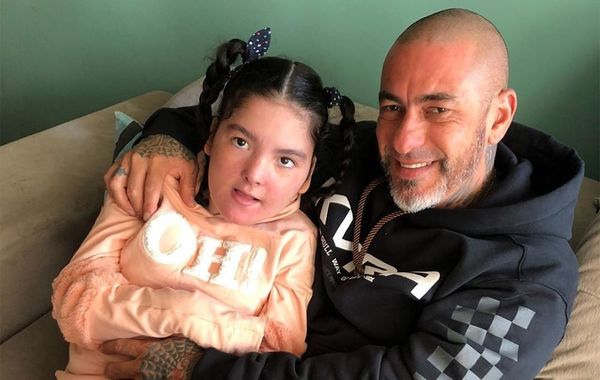 Henrique Fogaça se emociona após filha com epilepsia ficar em pé sozinha
