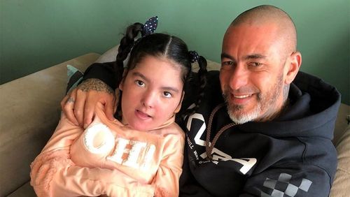 Henrique Fogaça se emociona após filha com epilepsia ficar em pé sozinha
