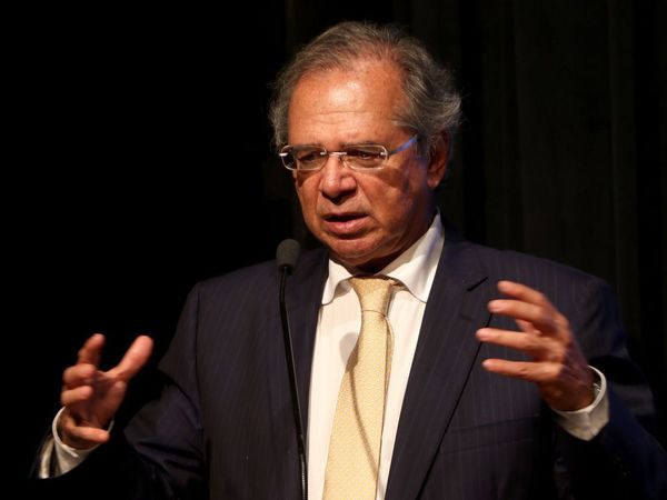 Guedes diz que, com câmbio baixo, até empregada doméstica ia para a Disney