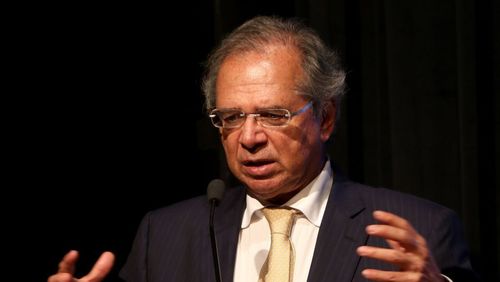 Guedes diz que, com câmbio baixo, até empregada doméstica ia para a Disney