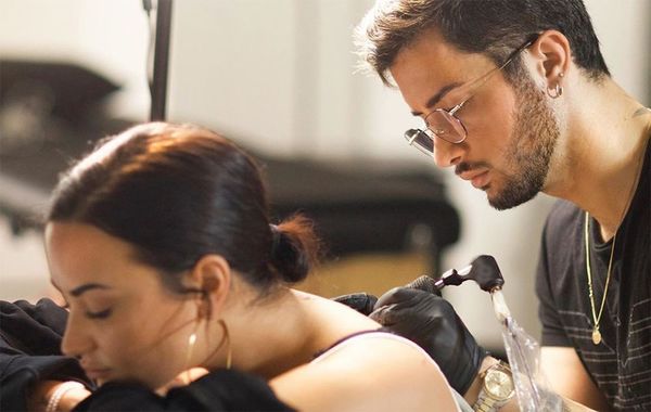 Cantora Demi Lovato revela significado de sua nova tatuagem de anjo