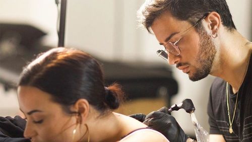 Cantora Demi Lovato revela significado de sua nova tatuagem de anjo