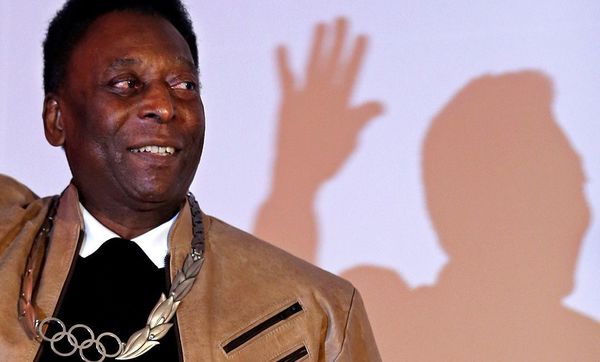 Pelé refuta declarações sobre depressão e diz a fãs que está bem
