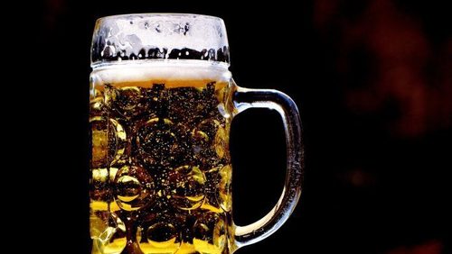 Dupla é presa por furtar fardos de cerveja em posto de combustível