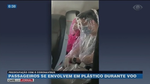 Com medo do coronavírus, passageiros viajam 'plastificados'