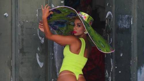 Anitta abre o jogo e faz revelações a Nana Rude: ‘Já dei beijo triplo, quádruplo, quíntuplo’