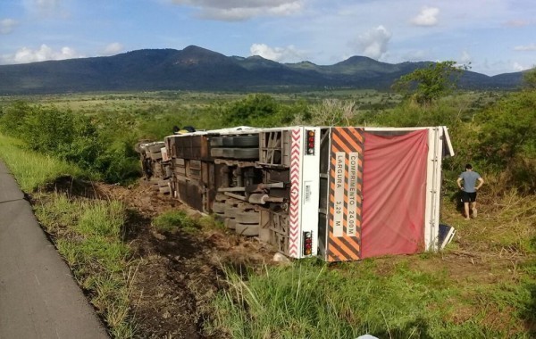 Trio elétrico usado por Bell Marques tomba em rodovia