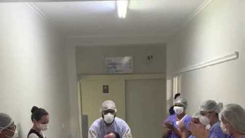 Paciente é aplaudido por equipe médica ao ter alta em hospital de Ribeirão Preto
