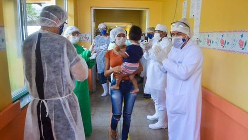 Sob aplausos, bebê de 1 ano com coronavírus recebe alta de hospital no AM